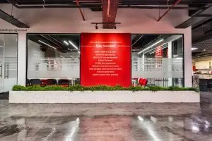 Keller Williams Platin ofisinde KW inanç sistemi panosu
