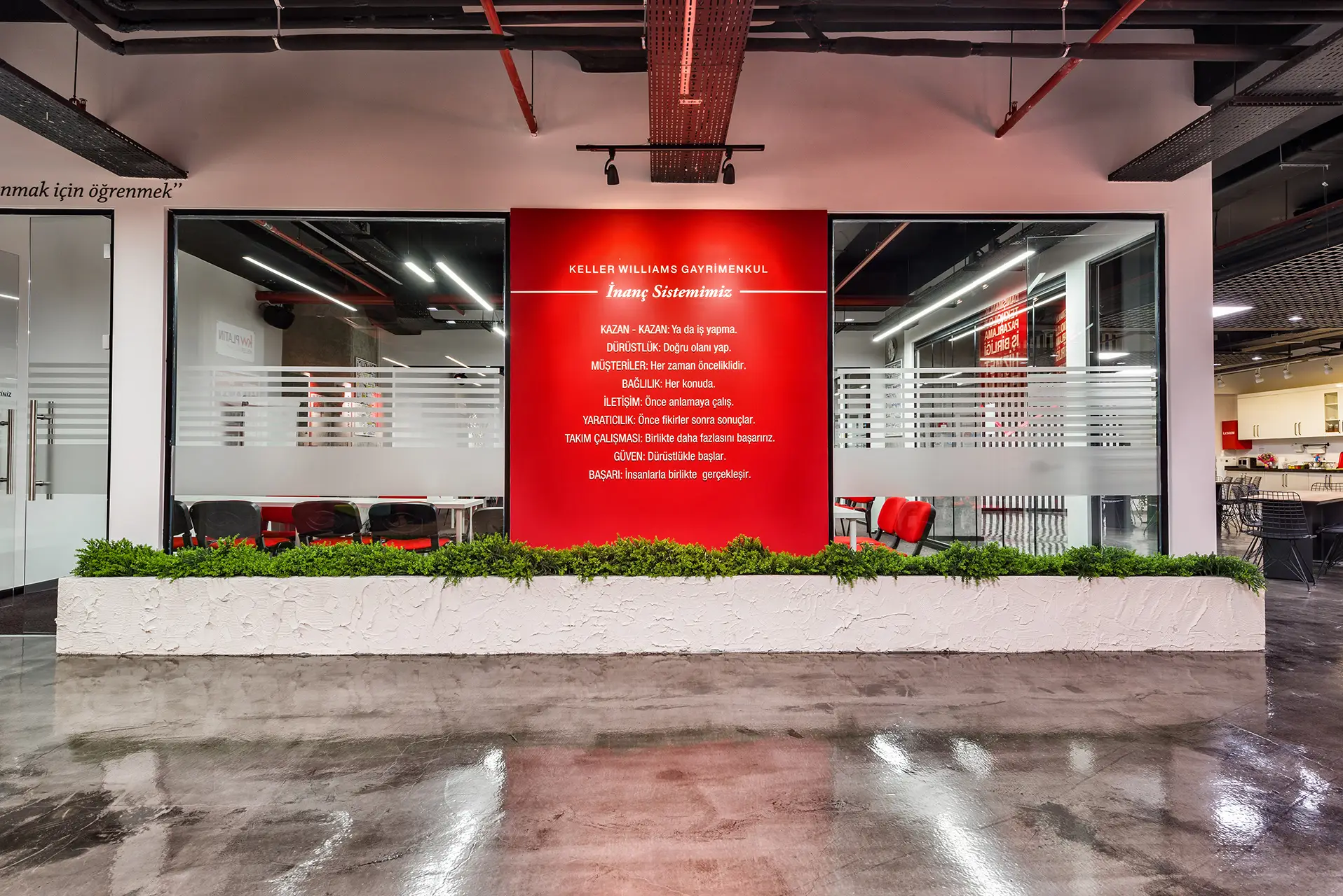 Keller Williams Platin ofisinde KW inanç sistemi panosu