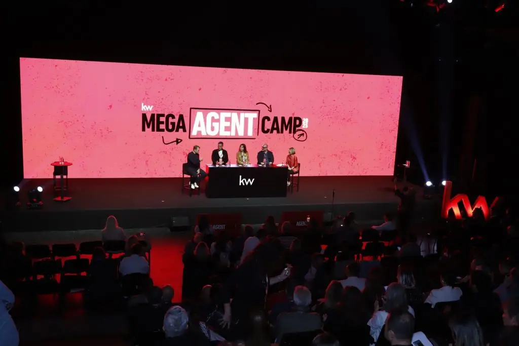 Mega Agent Camp sahnesinde danışman paneli ve salonu dolduran katılımcılar